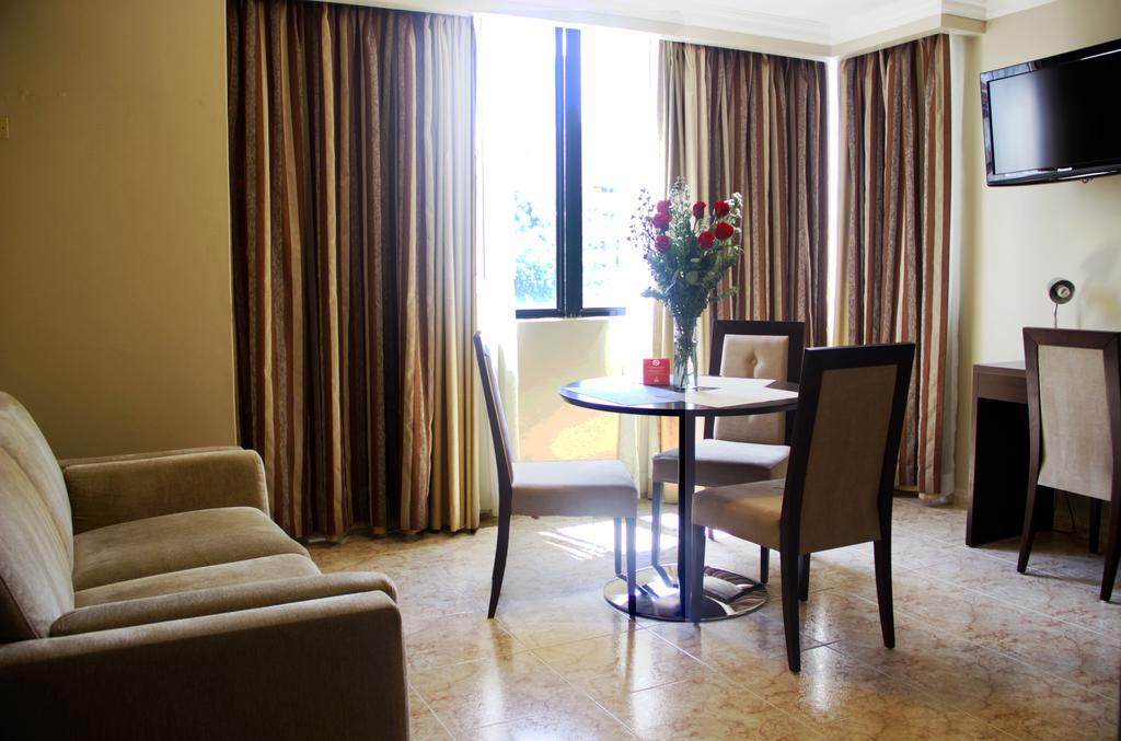 Aparthotel Sevilla Suites Panama Stadt Zimmer foto